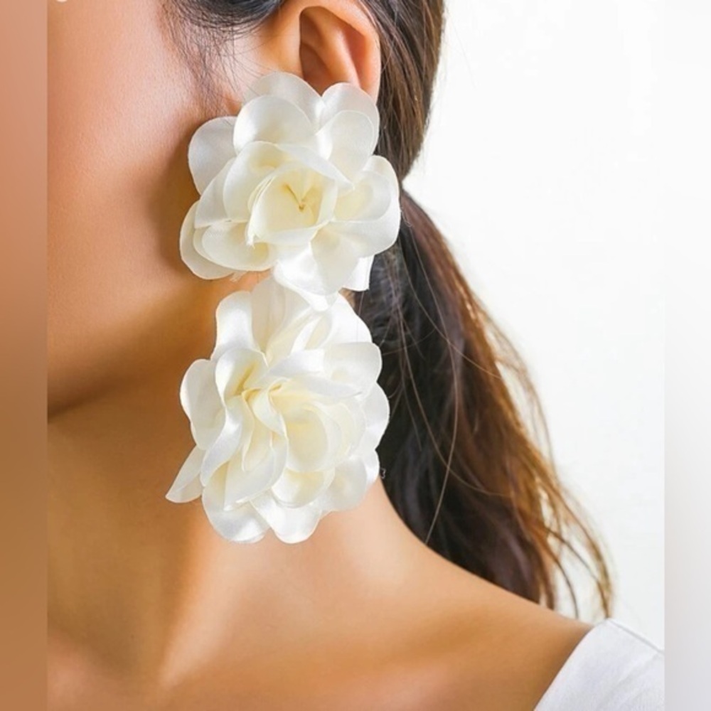 💋NWT Elegant Statement Fabric Flower Blossom Charm Earrings - off white